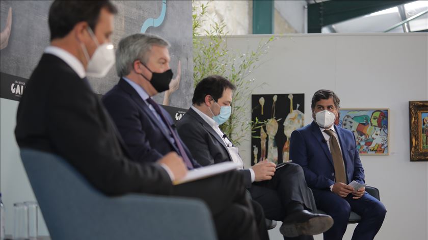 Descentralização. De uma rede de proximidade a "empreiteiros" do Governo Descentralização. De uma rede de proximidade a "empreiteiros" do Governo