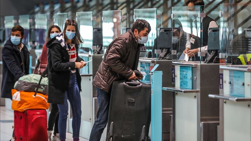 Passageiros de voos com origem no Brasil ou Reino Unido obrigados a teste negativo e quarentena