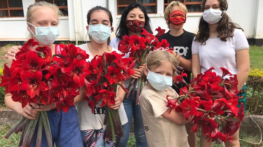 Alunos do United World College de África Oriental colhem flores Amarílis para entregar a profissionais de saúde na Tanzânia durante a pandemia. Foto: Marieke Dekker
