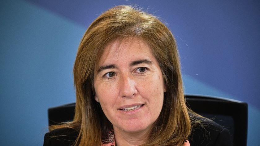 Governo quer simplificar licenciamento de lares, diz ministra do Trabalho