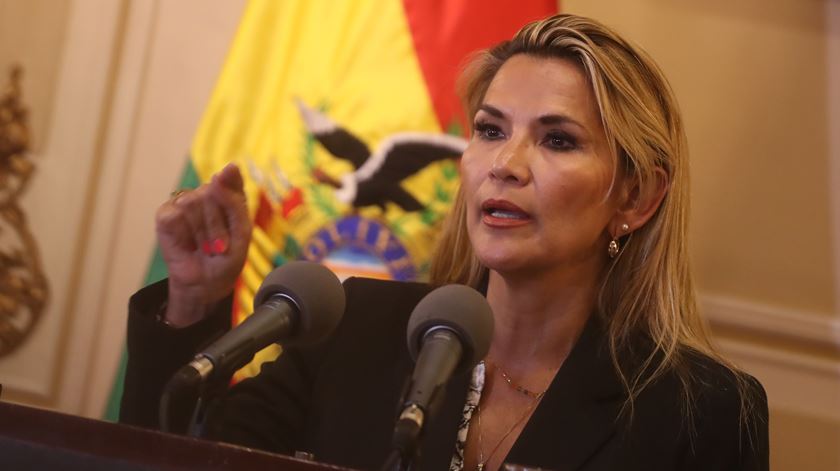 Presidente interina da Bolívia testou positivo para o novo coronavírus Presidente interina da Bolívia testou positivo para o novo coronavírus