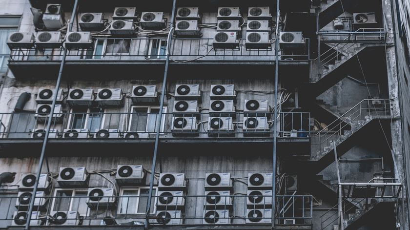 Ar condicionado pode potenciar transmissão de Covid-19 em espaços públicos fechados