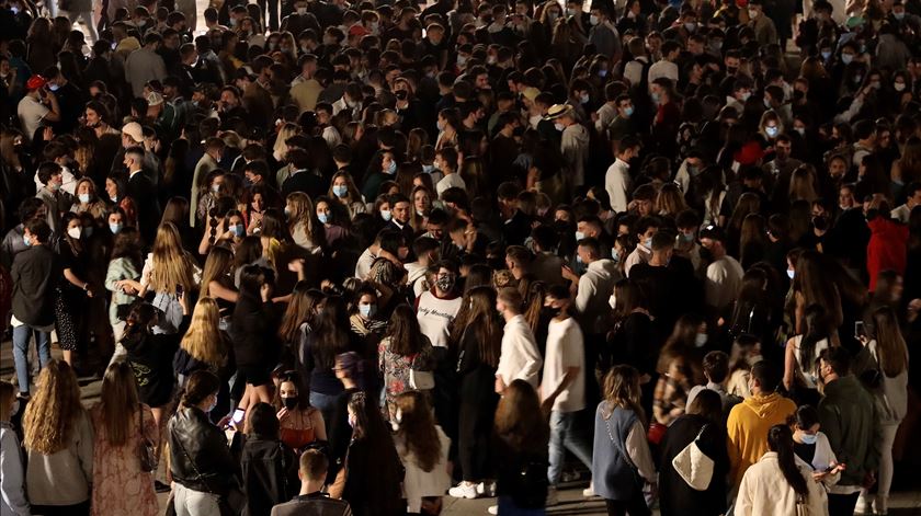 Milhares de espanhóis festejam fim do estado de emergência com festa na rua