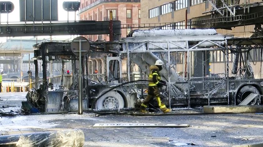 Autocarro movido a gás explode no centro de Estocolmo