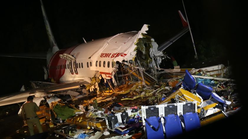 Acidente de avião na Índia. Número de mortes sobe para 18