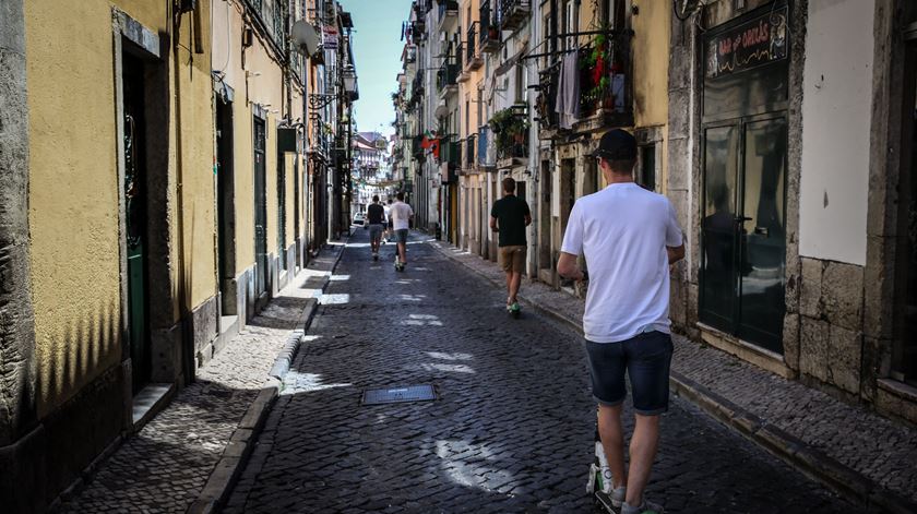 Bairro Alto Lisboa - turistas a andar de trotinete - pandemia de covid-19 fechou bares - impacto para os empresários, moradores e comércio local que continuam quase sem clientes Foto: Manuel de Almeida/Lusa