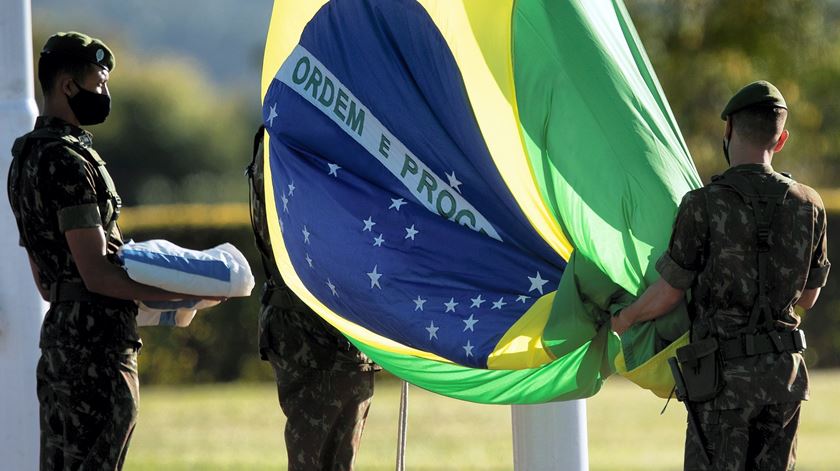 Brasil regista 1.220 mortes e 42.619 casos nas últimas 24 horas Brasil regista 1.220 mortes e 42.619 casos nas últimas 24 horas