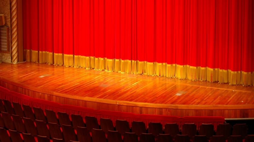 palco, espetáculo, evento, teatro Foto: Barry Weatherall/Unsplash