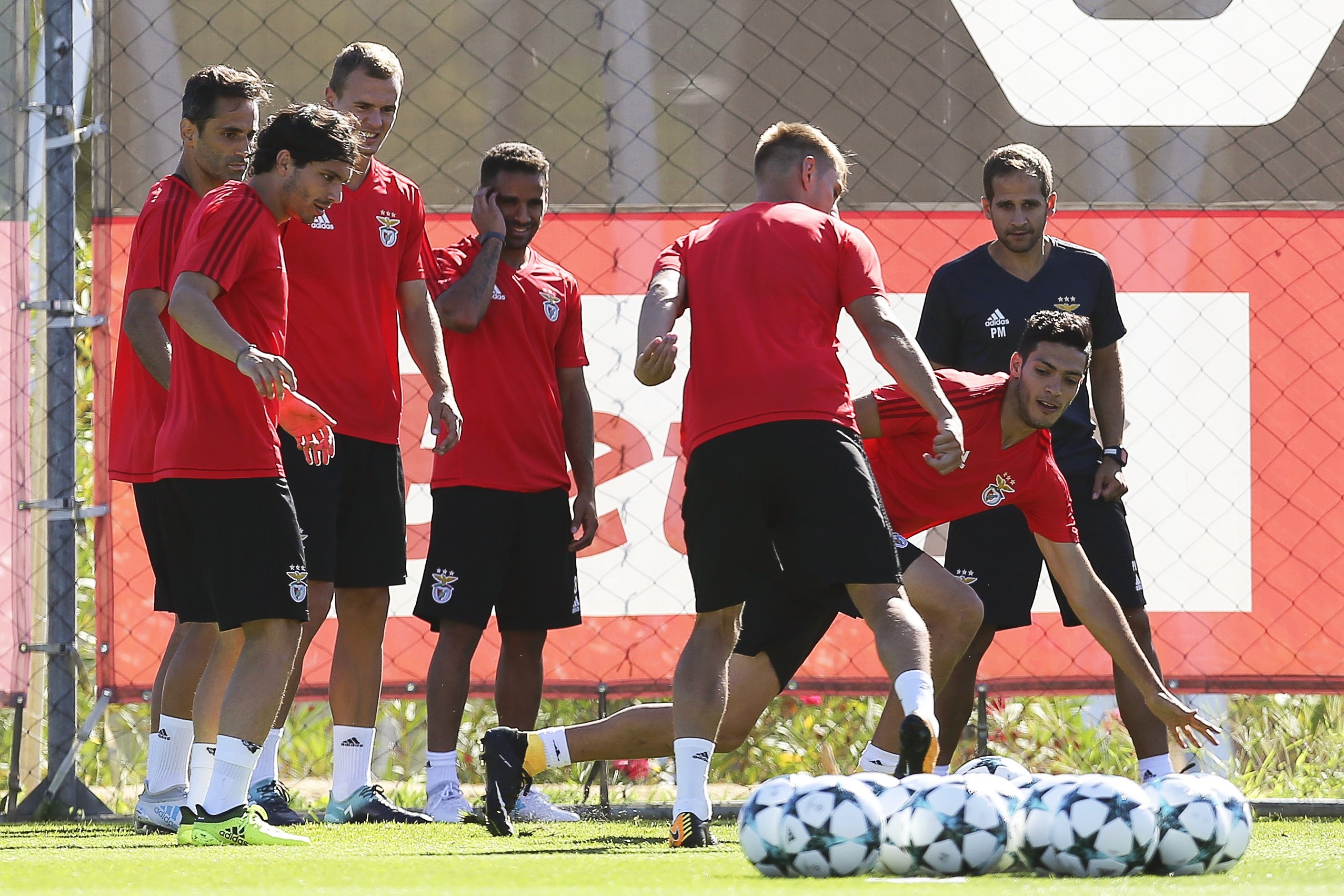 https://cdnimages01.azureedge.net/renascenca/benfica_treino_foto_miguel_a_lopes_lusa1748443f.jpg