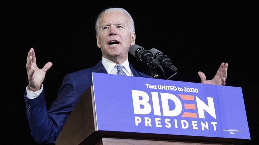 Joe Biden arrasa Sanders nas primárias democratas