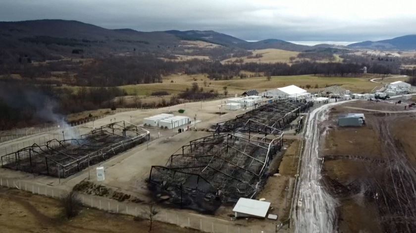 "Está demasiado frio, ajudem-nos, por favor". Incêndio destrói campo de refugiados na Bósnia