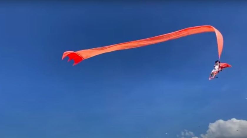 O momento foi captado num vídeo, agora publicado no Youtube. Já conta com, pelo menos, um milhão de visualizações.