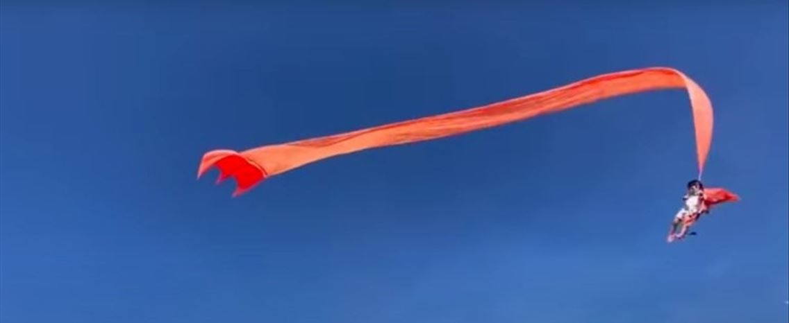 Taiwan. Criança de três anos é projetada para o ar por papagaio gigante durante festival. Foto: Captura de ecrã vídeo