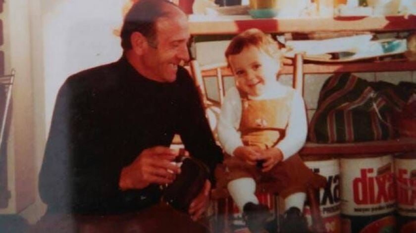 Carlos Martín Pérez com o seu pai Esteban, quando aquele era criança. Foto: CMP