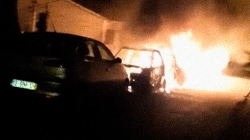 Seis carros arderam esta madrugada em Oeiras