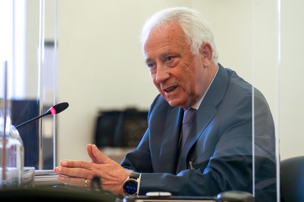 Novo Banco. Carlos Costa compara venda à de um cabaz de fruta "parcialmente  apodrecida" - Renascença