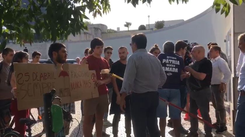 PNR pinta mural do Técnico grafitado pelo Bloco de Esquerda