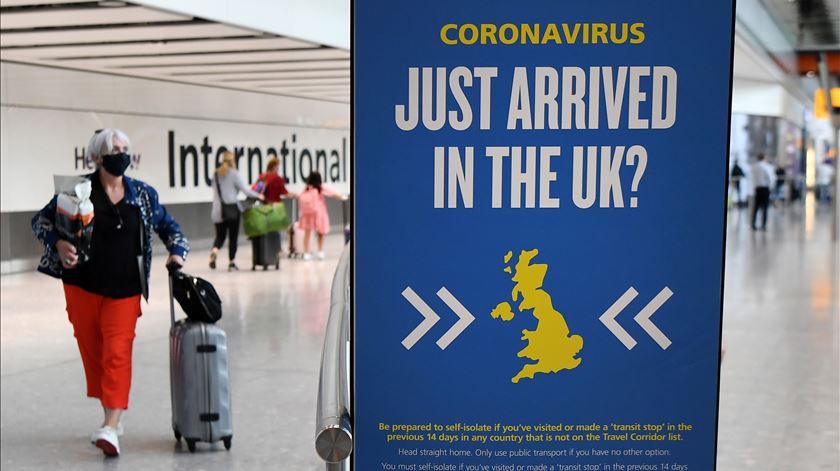 Covid-19. Há mais 1.508 novos casos no Reino Unido, curva epidémica continua a subir