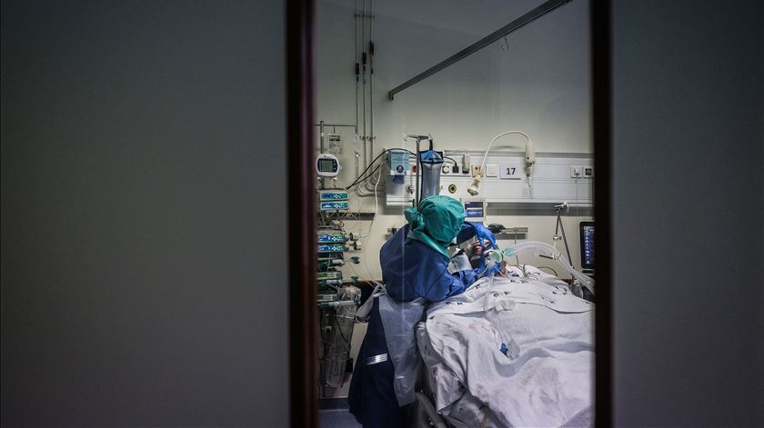 Covid-19. Especialista defende testes semanais a profissionais na linha da frente