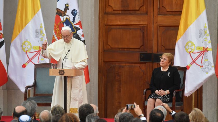 Papa pede perdão por abusos sexuais no Chile