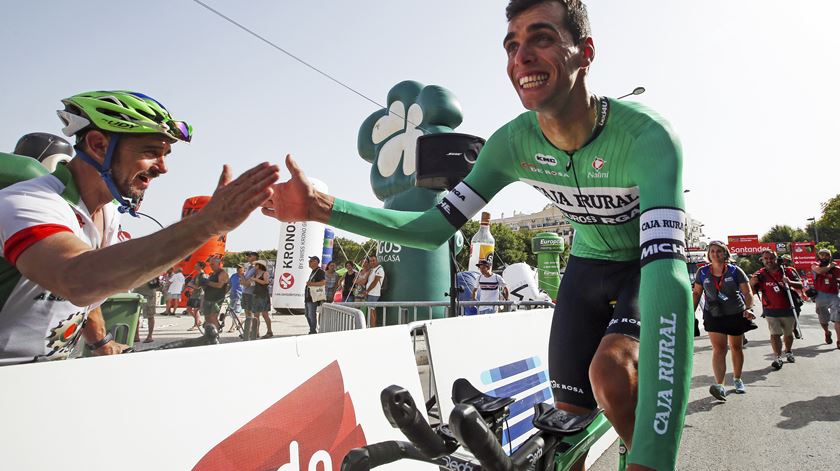 Primeiro camisola amarela da Volta é português. Rafael Reis vence em casa.