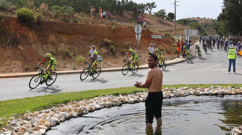 O calor foi o protagonista nos 203 quilómetros da etapa mais longa da Volta