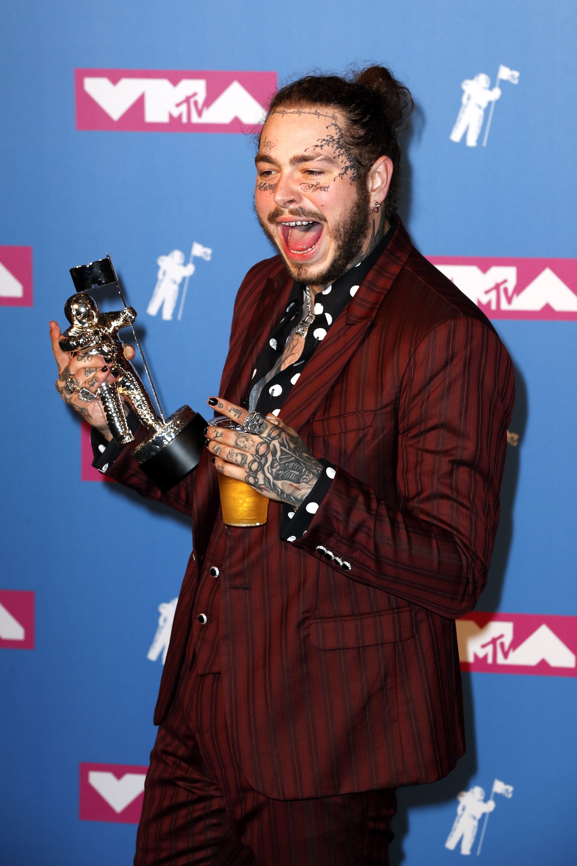 Avião do rapper Post Malone aterra em segurança com dois pneus