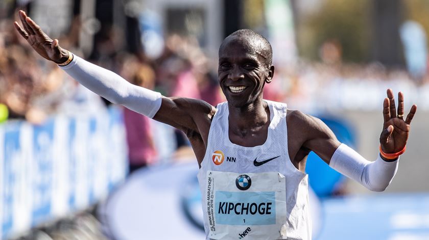 Eliud Kipchoge faz história. Há um novo recorde mundial da maratona