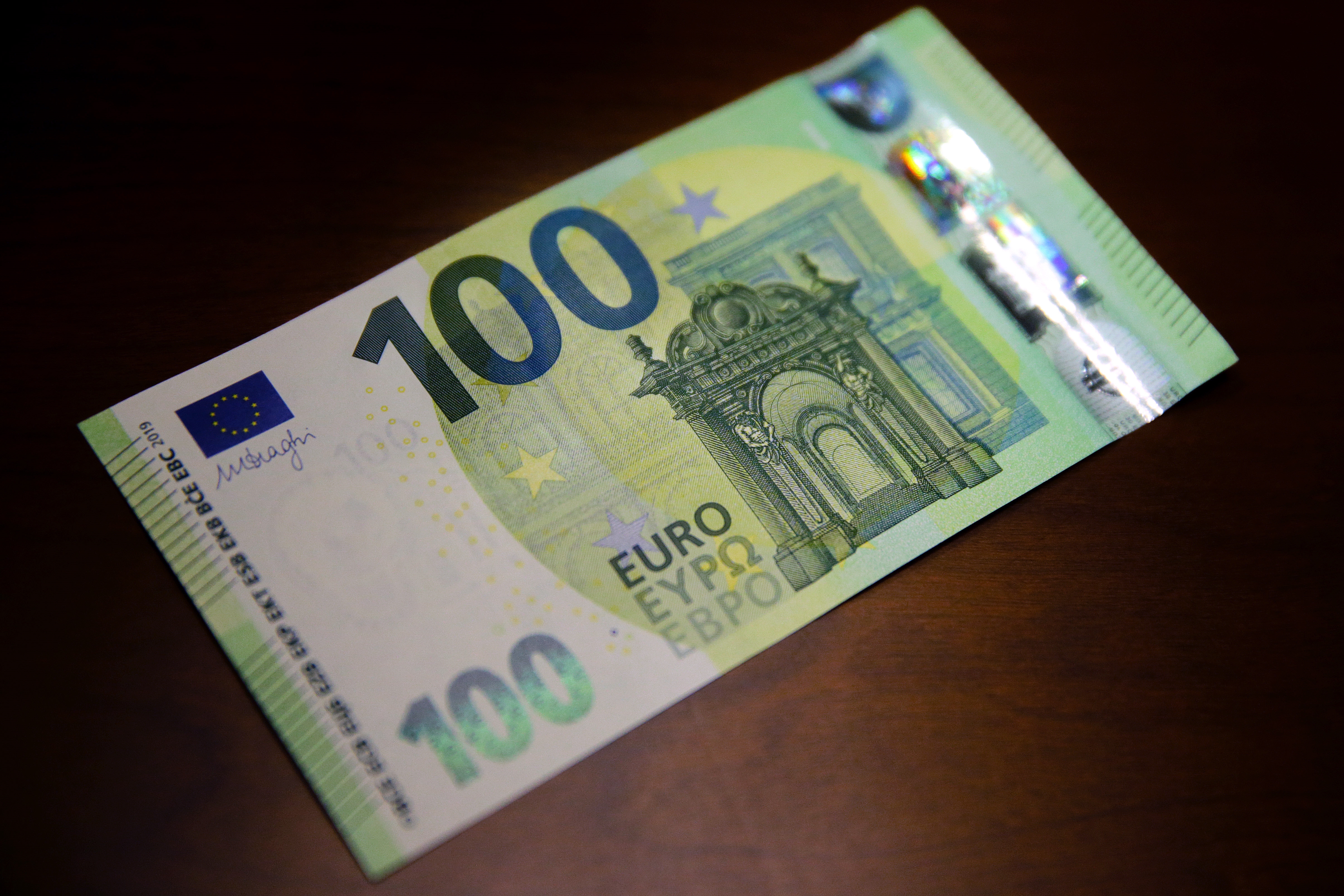 Novas notas de 100 e 200 euros entram em circulação a partir de maio