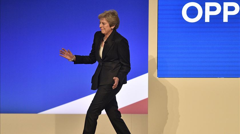May dança e pede apoio ao seu partido para o Brexit