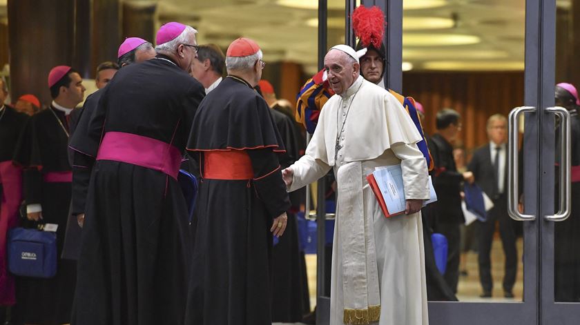 Papa: “Face a tantas e tão dolorosas falhas conjugais, a Igreja é chamada a viver a sua presença de caridade”