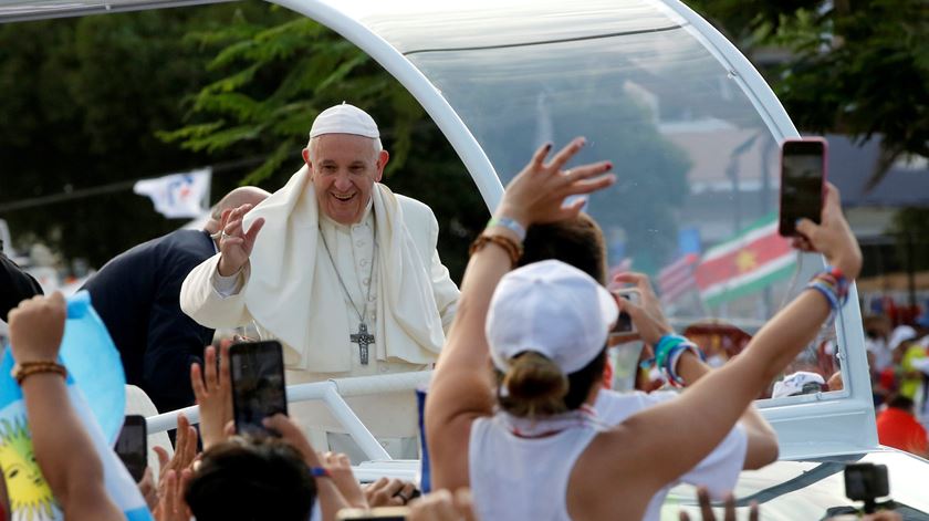 Papa quer jovens "construtores de pontes", contra os muros da divisão