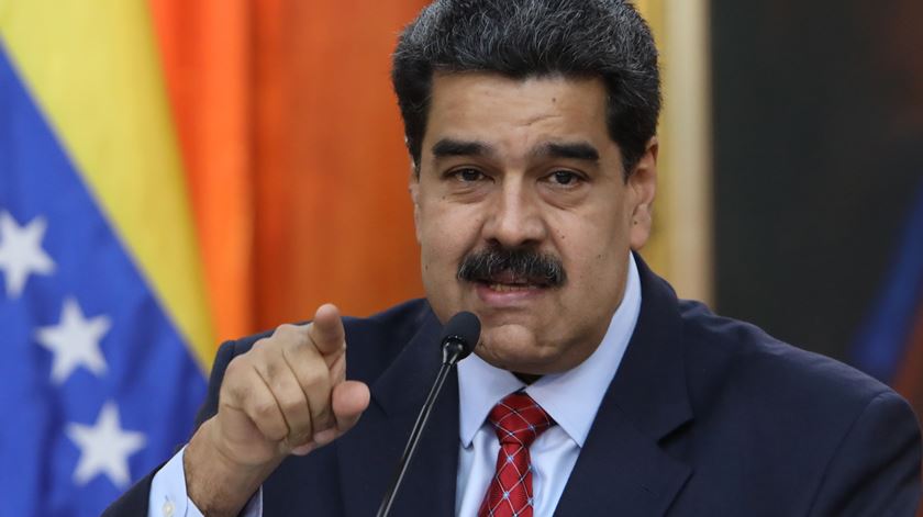 Maduro declara alerta na fronteira com a Colômbia e ordena exercício militar