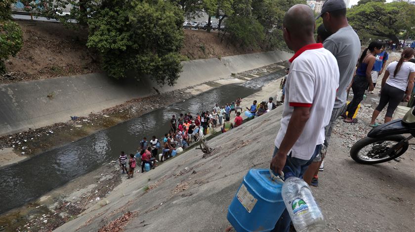 Apagão deixa venezuelanos desesperados por água