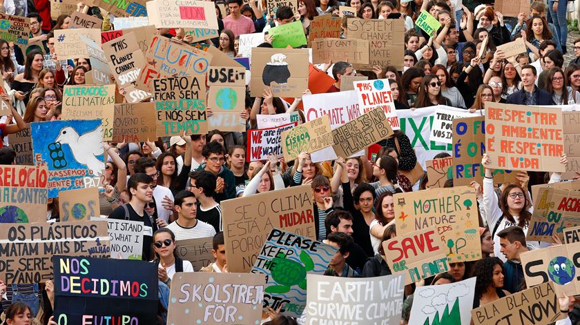 Estudantes de todo o mundo faltam às aulas para exigir ações contra alterações climáticas