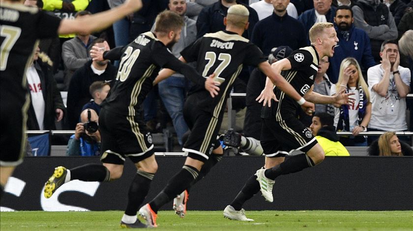 donny van de beek marca no tottenham - ajax Foto: Neil Hall/EPA