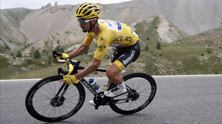 Alaphilippe perde a amarela. Foto: Guillaume Horcajuelo/EPA