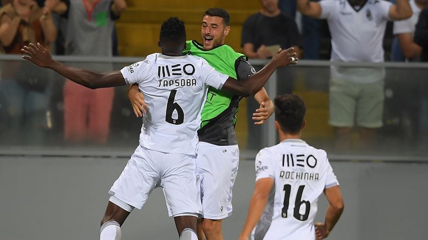 Tapsoba marca golo do Vitória de Guimarães sobre o Steaua Bucareste. Foto: Hugo Delgado/Lusa