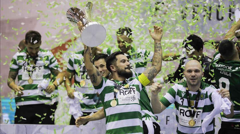 João Matos - capitão do Sporting ergue a taça da conquista da Supertaça Foto: Paulo Cunha/Lusa