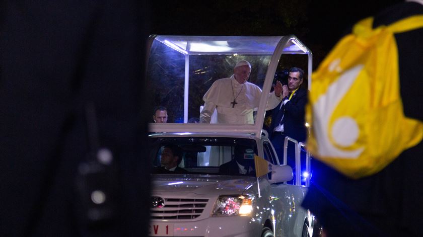 Papa chega a Maputo em ambiente de festa