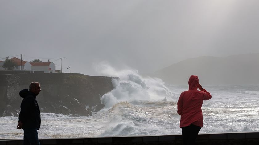 ondas, mar, agitação. Foto: António Araújo/ Lusa
