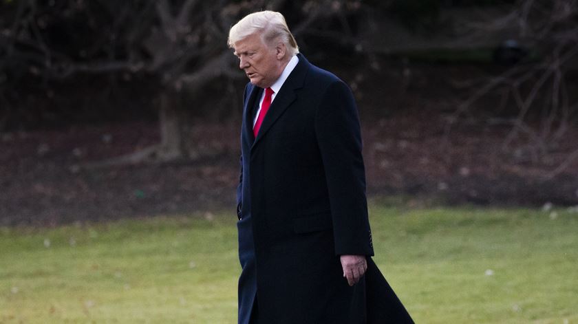 Trump dá prioridade à vida e prolonga medidas de exceção até fim de abril