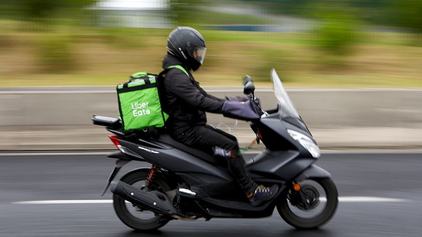 Estafeta de serviço de take-away Ubereats transporta encomenda em Lisboa, durante a pandemia de coronavírus, 20 de Março de 2020. Foto: António Pedro Santos/Lusa