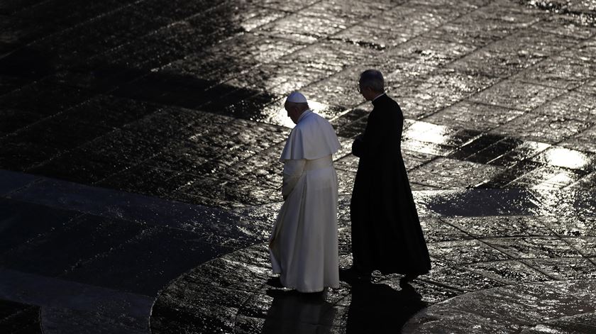 Papa reza numa praça vazia pelo fim da pandemia. “Estamos todos ...