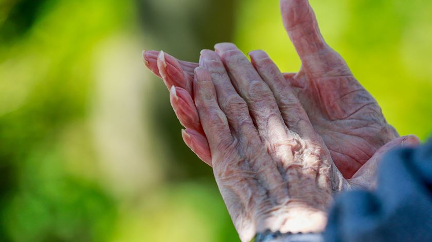 Mãos enrugadas idosos lares pandemia Covid-19. Foto: Stephanie Lecocq/EPA