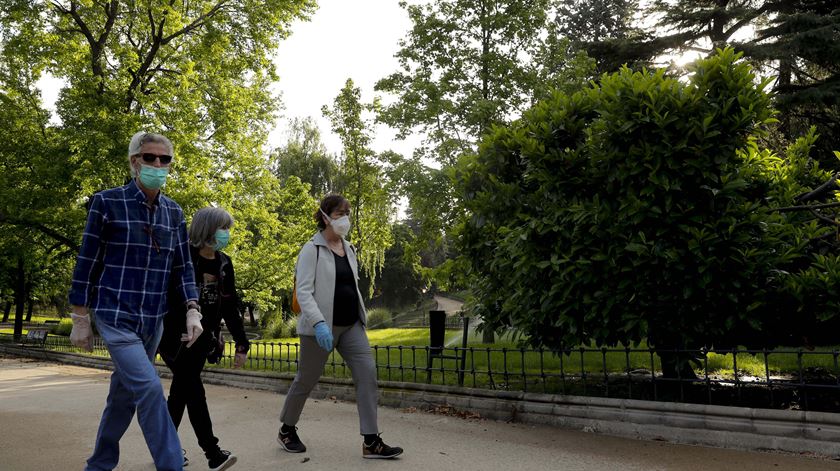 Espanha alivia medidas de confinamento para metade da população