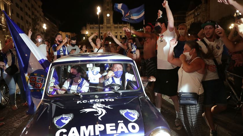 Festa portista celebrada sem distanciamento social. "Acaba por ser mais forte que nós"