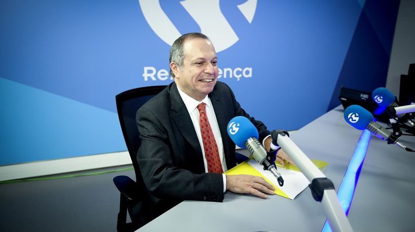 Carlos César. Secretário de Estado devia ter-se demitido 24 horas antes