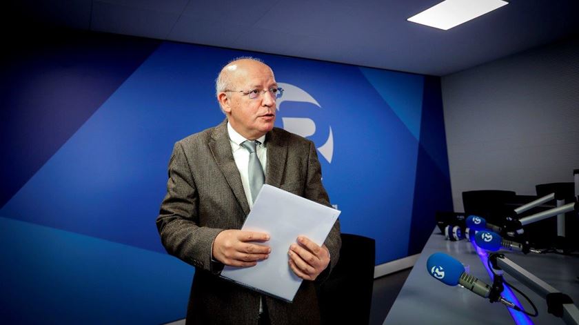 Augusto Santos Silva sobre o Brexit. "Preferível seria adiar para termos tempo de revisitar tudo"