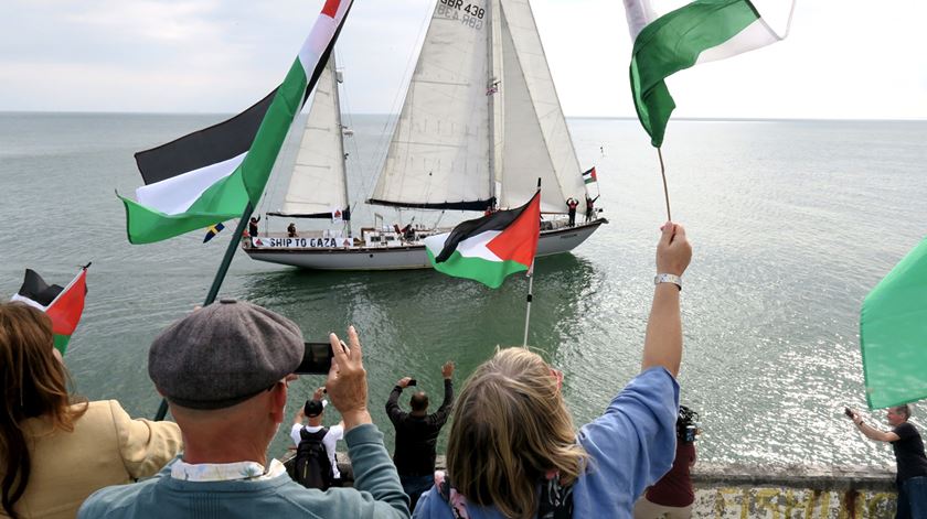Gaza. Podem dois barcos furar o bloqueio da marinha israelita?